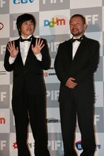 「第15回釜山国際映画祭」に出席したしずる村上純と木村祐一（右から）。(c)吉本興業