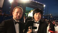 「第15回釜山国際映画祭」に出席した木村祐一としずる村上純（左から）。(c)吉本興業