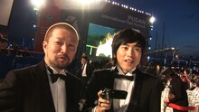 「第15回釜山国際映画祭」に出席した木村祐一としずる村上純（左から）。(c)吉本興業