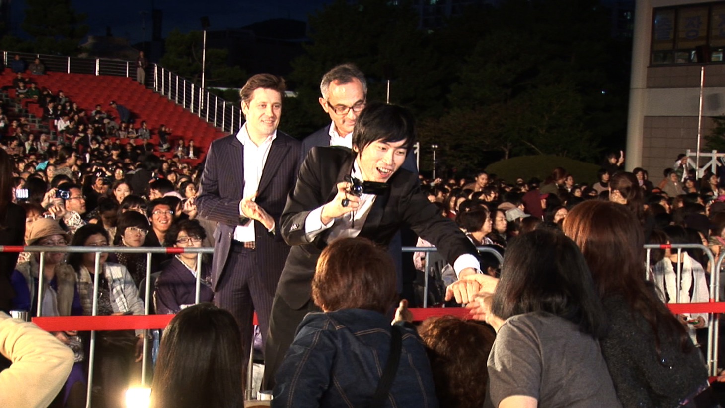 「第15回釜山国際映画祭」レッドカーペット上にて。(c)吉本興業