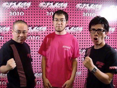 大喜利イベント「ダイナマイト関西2010 third」で優勝した上田誠（ヨーロッパ企画）とバッファロー吾郎。上田の書くペースの速さは解説の際にも褒められていたが、本人は「じっくり考えたいタイプ」とのこと。