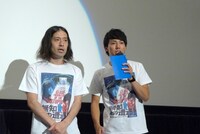 舞台挨拶の司会を務めたピース。