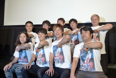 映画「無知との遭遇 CLOSE ENCOUNTERS OF THE STUPID」の舞台挨拶に出席した面々。左上から時計回りに、Bコース、ガリットチュウ、合田隆信監督、野性爆弾ロッシー、ピース。