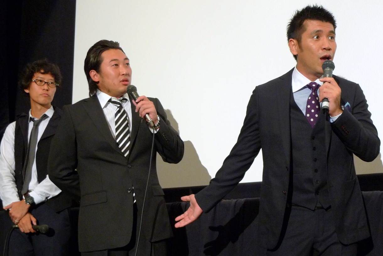 左から伊東寛晃監督、ロバート秋山、ガレッジセール・ゴリ。ゴリは「（共演した）マイケル富岡さんが楽屋で話すことは、8割下ネタだった」と笑わせた。