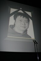 「世界一くだらない舞台挨拶」を“天国”から見守る次長課長・河本。