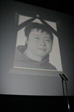 「世界一くだらない舞台挨拶」を“天国”から見守る次長課長・河本。