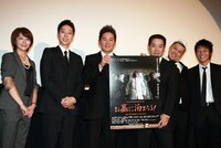 映画「お墓に泊まろう！」の「世界一くだらない舞台挨拶」に出席したテレビ東京・大橋未歩アナ、はんにゃ金田、ガレッジセール川田、FUJIWARA原西、野性爆弾・川島、伊藤隆行監督（左から）。