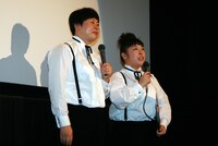 舞台挨拶の進行を務めた森三中の大島と村上（左から）。