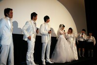 ウエディングドレスや白タキシードという姿で登場した出席者たち。