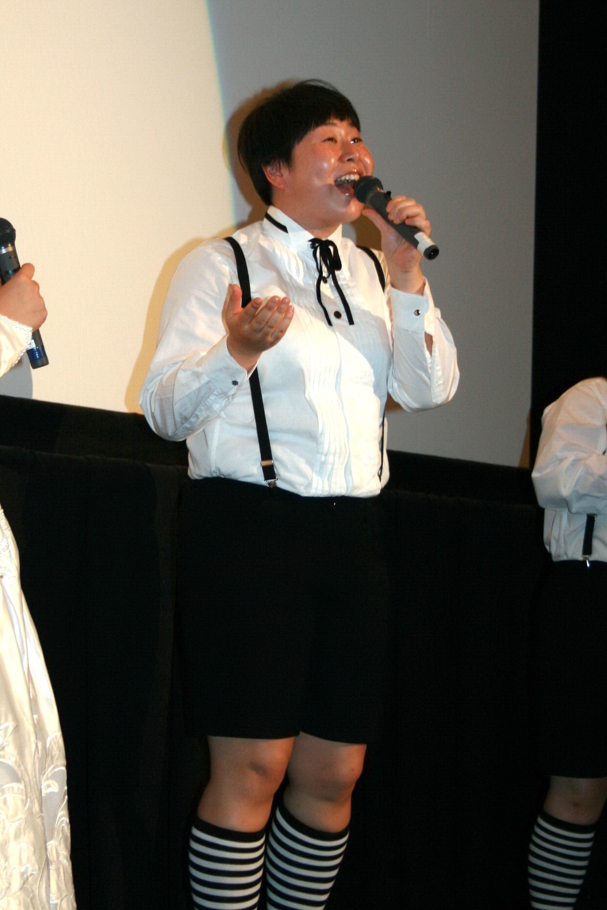 黒沢が作詞・作曲を担当した映画主題歌「いいオンナには運がある？」を歌う大島。