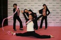 「ラクティブダンサーズ」とダンスパフォーマンスを繰り広げた後、180度開脚を披露するいとう。