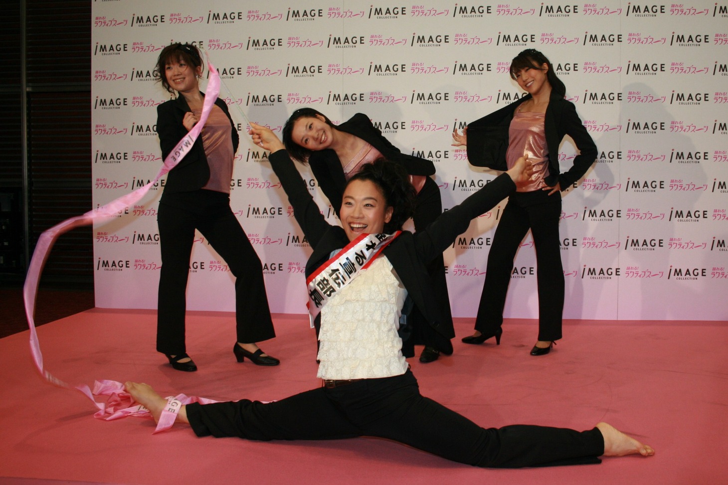 「ラクティブダンサーズ」とダンスパフォーマンスを繰り広げた後、180度開脚を披露するいとう。