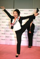 Y字バランスを披露するいとう。