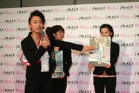 「ラクティブスーツ」の着こなしパターンを紹介するいとう。