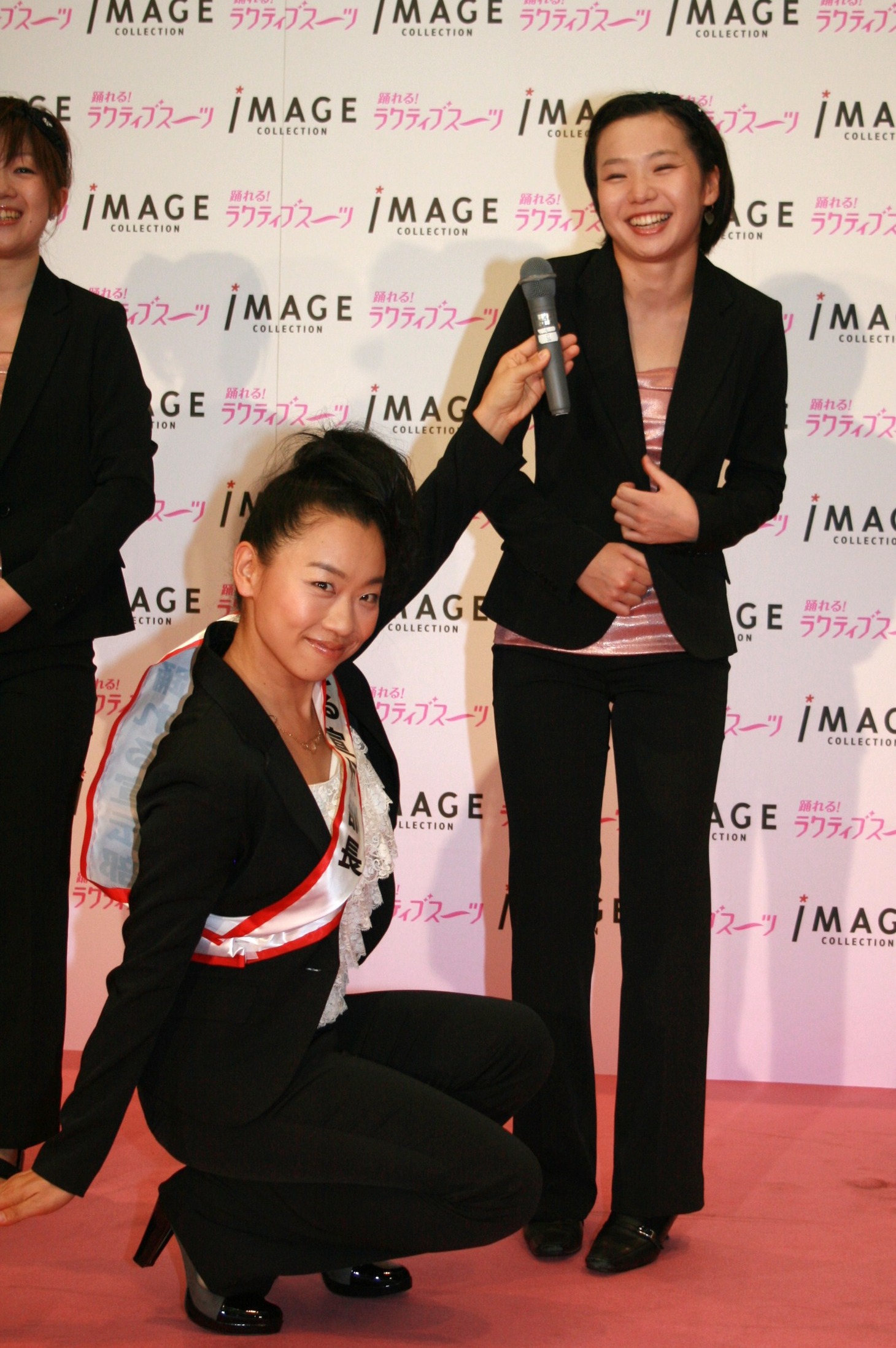 「しゃがんでも伸縮性があるから大丈夫！」と自らマイクフォローをしながら製品の良さをアピールするいとう。