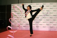 Y字バランスでリボンを回すいとう。