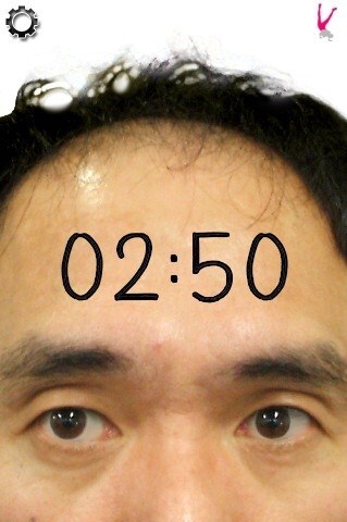 iPhoneアプリ「江頭2:50のオレが時計だ」に搭載されている「顔時計」。時刻表示の数字は江頭の直筆によるものだ。