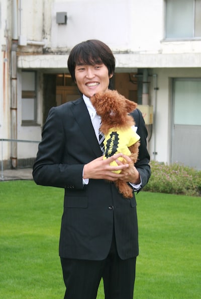 ペットグッズ「千原ジュニアのお犬様Tシャツ」の監修を務めた千原ジュニア。