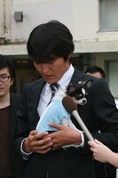 犬を抱きながら取材に応じたジュニア。