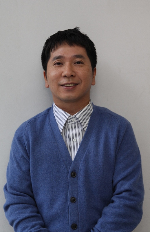 主人公・深井平太（佐藤健）の担任・小川訪を演じる爆笑問題・田中。独身で母親（白石加代子）と2人暮らしをしている。(c)NTV