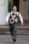 校長の岸本路郎（小野武彦）が繁華街のゴミ箱で見つけた謎のロボット（前田敦子）を隠すはめになる田中。(c)NTV