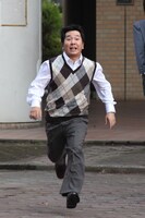 校長の岸本路郎（小野武彦）が繁華街のゴミ箱で見つけた謎のロボット（前田敦子）を隠すはめになる田中。(c)NTV
