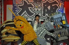 映画「さらば愛しの大統領」。写真は大阪合衆国初代大統領の世界のナベアツ、たこ焼きさん、串かっちゃん、通天閣ん、Mr.御堂筋。(c)2010「さらば愛しの大統領」製作委員会