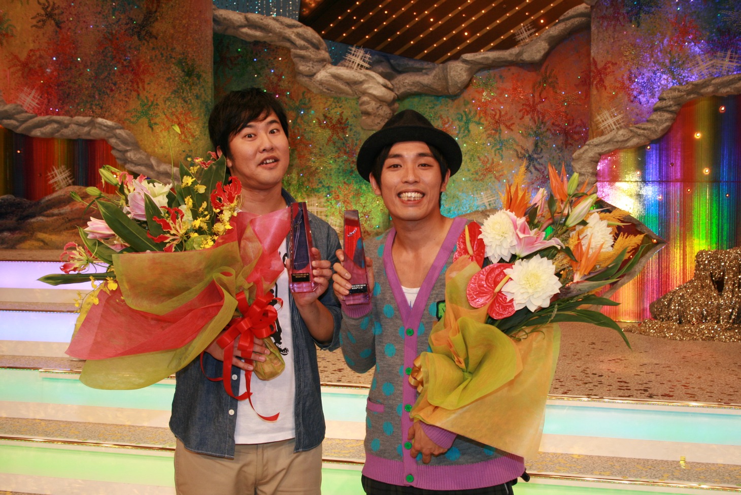 「平成22年度 NHK新人演芸大賞」で演芸部門の大賞に選ばれたアームストロング安村（左）と栗山（右）。