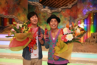 「平成22年度 NHK新人演芸大賞」で演芸部門の大賞に選ばれたアームストロング安村（左）と栗山（右）。