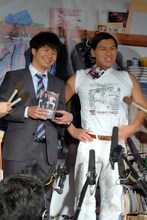 「オードリーの小声トーク」は2人にとって初の単行本。記者に印税の使い道を尋ねられた若林（左）は「印税ってどのくらいのパーセンテージで入るんですかね？」と逆に聞き返していた。