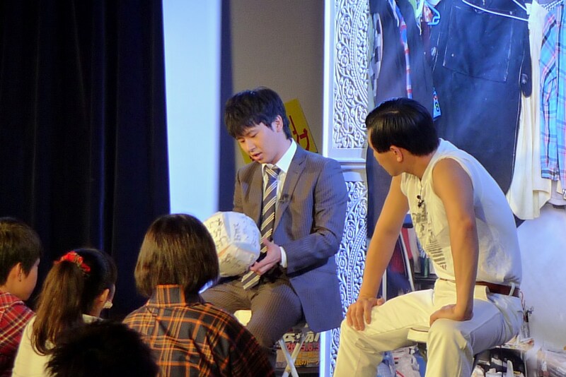 昨日10月16日に行われた「小声トーク」再現ライブの様子。手作りのサイコロに書かれたお題は「ホールインワンした話」「砂漠で1年生き延びた話」「サーカスの花形だった話」「超特大ハリケーンをおこした話」「手塚治虫のアシスタントだった話」「しんかい6500に乗った話」。