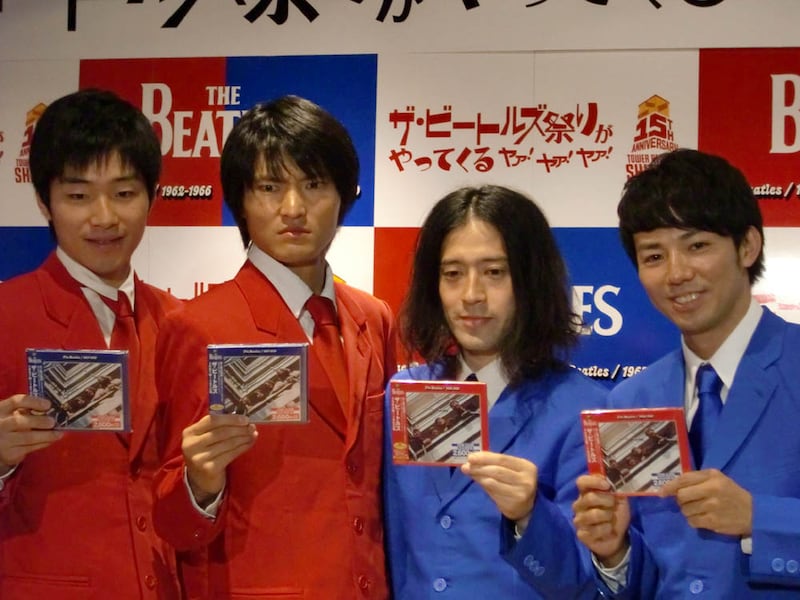 「～赤盤・青盤 世界先駆け発売記念～ザ・ビートルズ祭りイベント」に登場したピースとジャルジャル。