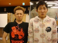 鈴木つかさとNON STYLE石田。(c)吉本興業