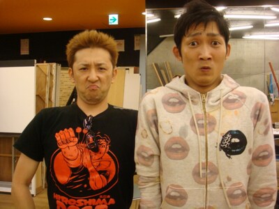 鈴木つかさとNON STYLE石田。(c)吉本興業