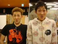 鈴木つかさとNON STYLE石田。(c)吉本興業