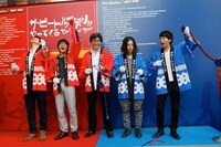 「～赤盤・青盤 世界先駆け発売記念～ザ・ビートルズ祭りイベント」テープカットの一場面。「ザ・ビートルズ」のかけ声でテープが切られた。(c)SHANNON HIGGINS