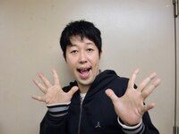 DVD「兵動・小籔のおしゃべり一本勝負」が発売になる小籔千豊。卒業したてのNSC生多数をゲストに呼ぶ「おしゃべりベトナム戦争」や、メッセンジャー黒田を第1回のゲストに招いた「コヤブ・イン・ザ・ハウス」などのトークライブを開催中。