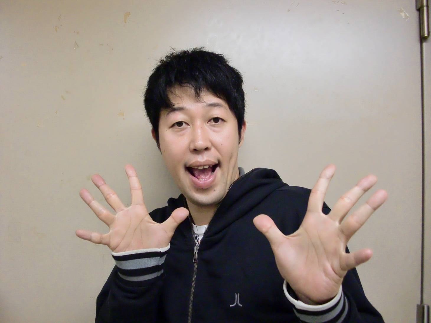 DVD「兵動・小籔のおしゃべり一本勝負」が発売になる小籔千豊。卒業したてのNSC生多数をゲストに呼ぶ「おしゃべりベトナム戦争」や、メッセンジャー黒田を第1回のゲストに招いた「コヤブ・イン・ザ・ハウス」などのトークライブを開催中。