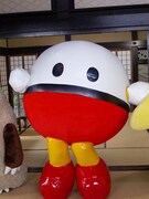 静岡朝日テレビのキャラクター・ココマル。手や足は伸び縮みする。手は頭部についているため、手を伸ばしているときは口が開かない。足は普段短い状態で、急ぐときは転がって移動する。