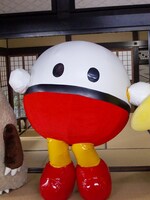 静岡朝日テレビのキャラクター・ココマル。手や足は伸び縮みする。手は頭部についているため、手を伸ばしているときは口が開かない。足は普段短い状態で、急ぐときは転がって移動する。