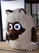 メ～テレのキャラクター・ウルフィ。羊の皮をかぶった狼でその実態は謎。背中にはチャックがついている。