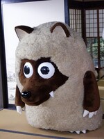 メ～テレのキャラクター・ウルフィ。羊の皮をかぶった狼でその実態は謎。背中にはチャックがついている。