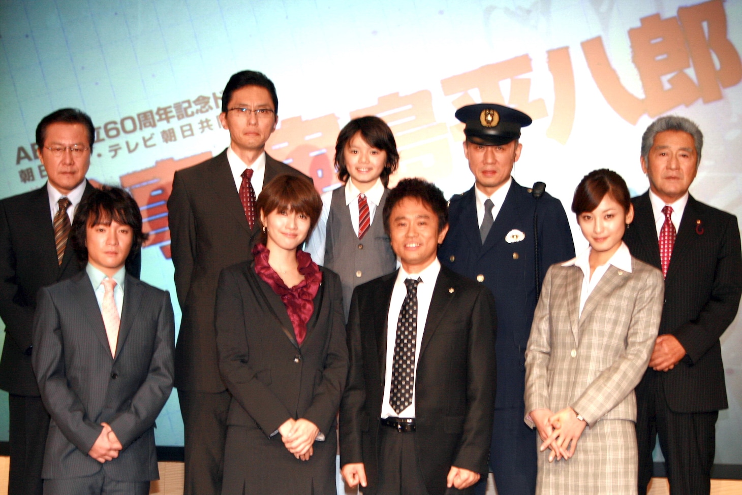 新ドラマ「検事・鬼島平八郎」制作発表記者会見に出演した（前列左から）濱田岳、内田有紀、浜田雅功、西山茉希、（後列左から）石橋凌、松重豊、濱田龍臣、西村雅彦、松方弘樹。