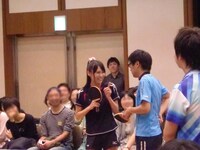 アイドル・土岐に苦戦を強いられ詰め寄る俳優・山崎。芸歴が上であることやかつての苦労話で土岐を攻めるも、卓球歴を問われあっさり引き下がった。