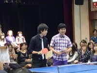 ライスのネタにかぶせてネタ帳を読みながら登場したウーマンラッシュアワー。ネタ帳をMC席に置いたためネタを次々に暴露される場面も。