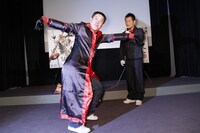 1兆番目のギャグが思い浮かばず土下座したものの「土下座直後にふざける～」と立ち上がった原西（左）。藤本（右）は「今日が原西君の芸人ファイナルということで」とコメント。