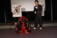 「1兆個のギャグを持つ」と自称する原西（左）。しかし1兆個の中からファイナル（最後）となる1兆番目のギャグが思い浮かばず、報道陣に向かって土下座。