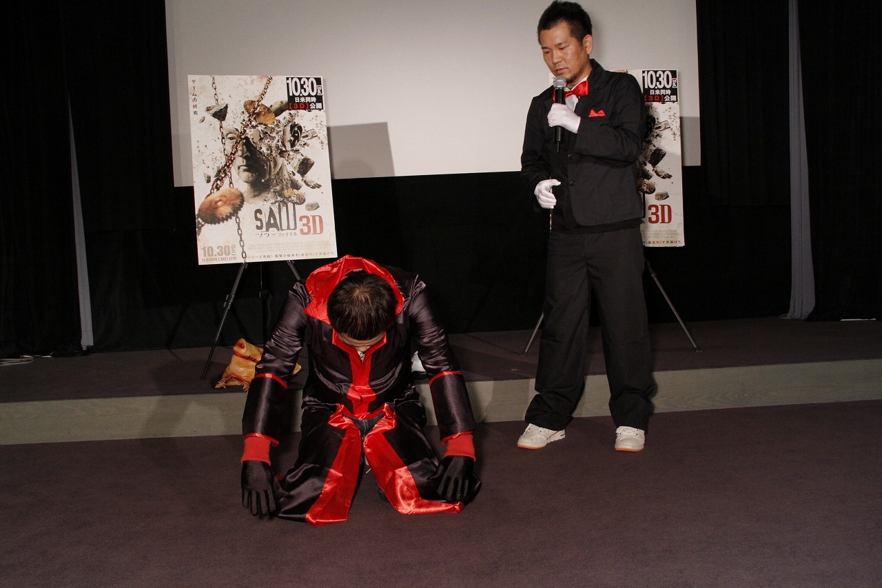 「1兆個のギャグを持つ」と自称する原西（左）。しかし1兆個の中からファイナル（最後）となる1兆番目のギャグが思い浮かばず、報道陣に向かって土下座。