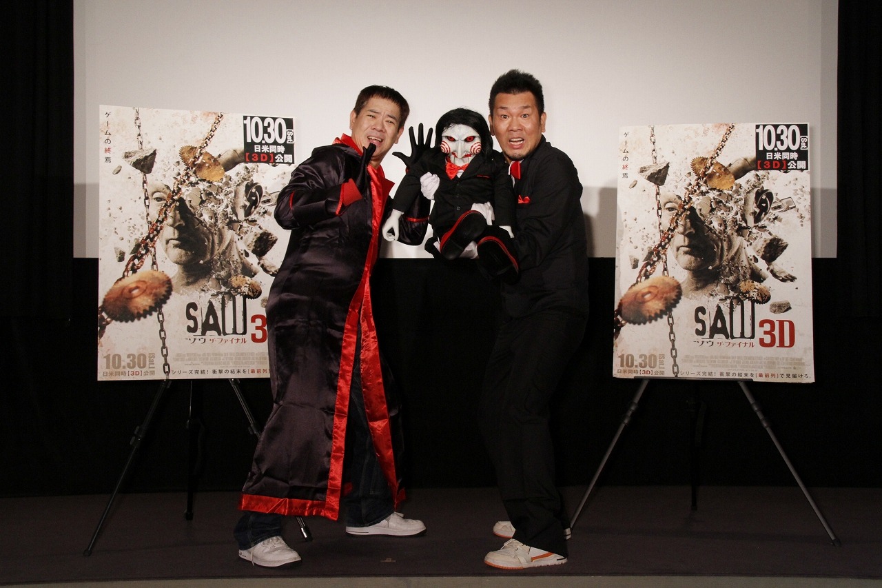 映画のキャラクター「ビリー」に扮した藤本（右）と「ジグソウキラー」に扮した原西（左）。