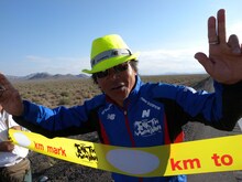 現在、雪の振る中国を走行中の寛平。厳しい寒さを乗り越えられるよう、ファンはブログやTwitterにメッセージを送ろう。(c)間寛平アースマラソン製作委員会